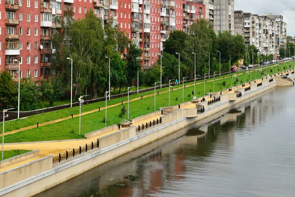 Kaliningrad Rusland Augustus 2016 Mensen Lopen Nieuwe Boulevard Admiraal Tributs — Stockfoto