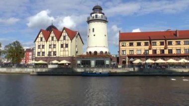 Kaliningrad, Rusya - 15 Eylül 2018: balık köyü görünümünü, turistik şehir, güneşli akşam. Timelapse