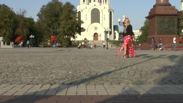 Kaliningrad Rusland September 2018 Stedelingen Toeristen Lopen Victory Square Zie — Stockvideo