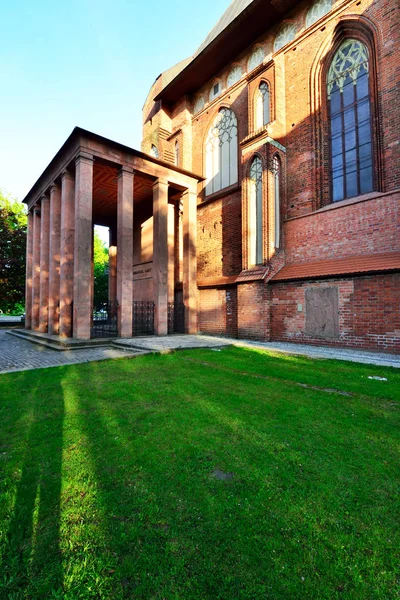 Tumba Del Filósofo Alemán Immanuel Kant Cerca Catedral Kaliningrado Hasta —  Fotos de Stock