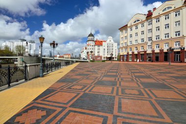 Kaliningrad, Rusya Federasyonu - 22 Nisan 2017: balıkçı köyü - kültürel ve etnografik kompleksi, turistik şehrin görünümünü. Kaliningrad şehir simgesi