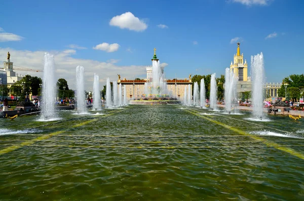 MOSCOU, RUSSIE - 12 AOÛT 2019 : Fleur de pierre de fontaine à VDNKh à Moscou — Photo