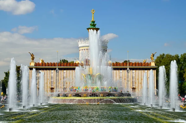 MOSCOU, RUSSIE - 12 AOÛT 2019 : Fleur de pierre de fontaine à VDNKh à Moscou — Photo
