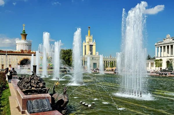 Moskou, Rusland-12 augustus 2019: fontein steen bloem bij Vdnkh in Moskou — Stockfoto