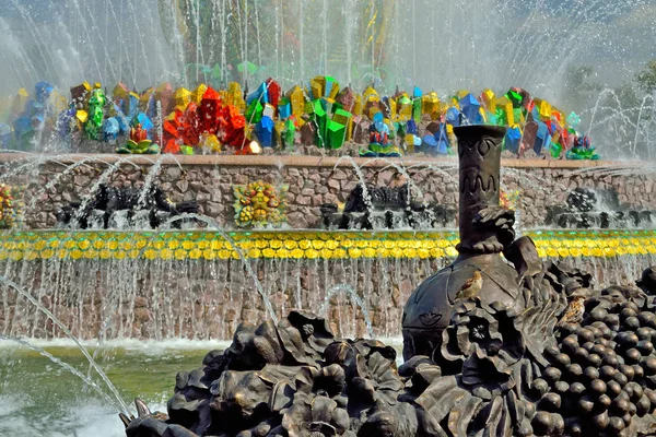 Moskva, Rusko-12. srpna 2019: fontána kamenná květina v VDNKh v Moskvě — Stock fotografie