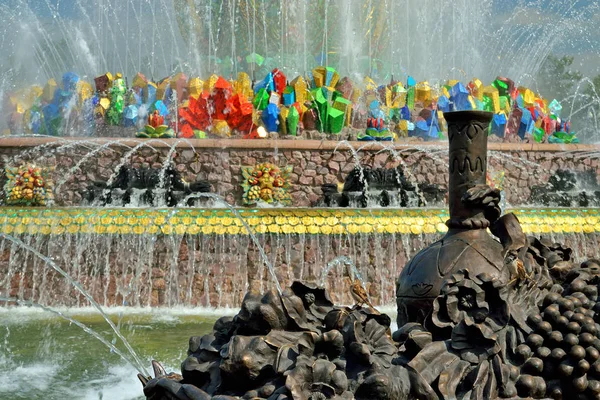 俄罗斯莫斯科 - 2019年8月12日：莫斯科Vdnkh喷泉石花 — 图库照片