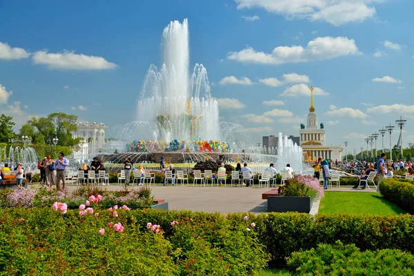 MOSCÚ, RUSIA - 12 de agosto de 2019: Flor de piedra fuente en VDNKh en Moscú — Foto de Stock