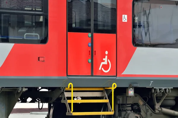휠체어 용 열차 입구 — 스톡 사진