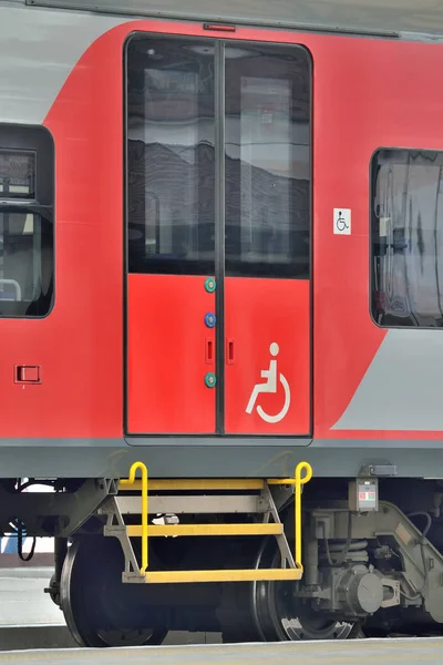 Porta de entrada para o trem para cadeiras de rodas — Fotografia de Stock