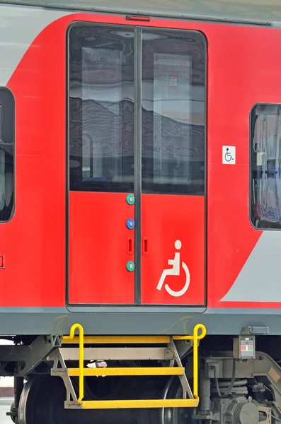 Porta de entrada para o trem para cadeiras de rodas — Fotografia de Stock