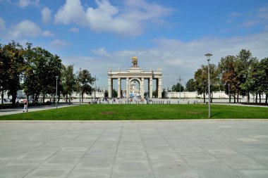 Moskova, Rusya - 12 Ağustos 2019: Ulusal Ekonominin Başarı Sergisi, Vdnkh 'nin ana girişi 