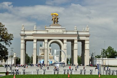 Moskova, Rusya - 12 Ağustos 2019: Ulusal Ekonomi Başarı Sergisi, Vdnkh 'nin ana girişi kalıcı bir genel amaçlı ticaret fuarıdır. 