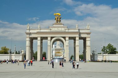 Moskova, Rusya - 12 Ağustos 2019: Ulusal Ekonominin Başarı Sergisi, Vdnkh 'nin ana girişi 