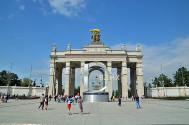 Moskova, Rusya - 12 Ağustos 2019: Ulusal Ekonominin Başarı Sergisi, Vdnkh 'nin ana girişi 