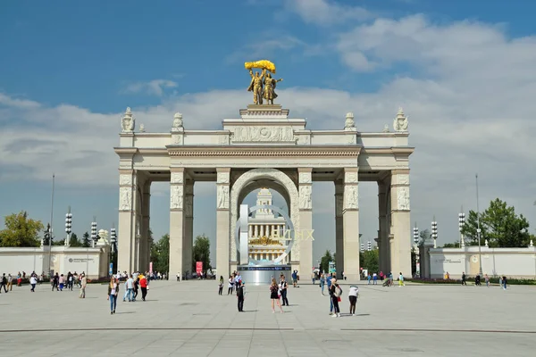 Moscou, Russie - 12 août 2019 : L'entrée principale de VDNKh, Exposition des réalisations de l'économie nationale — Photo