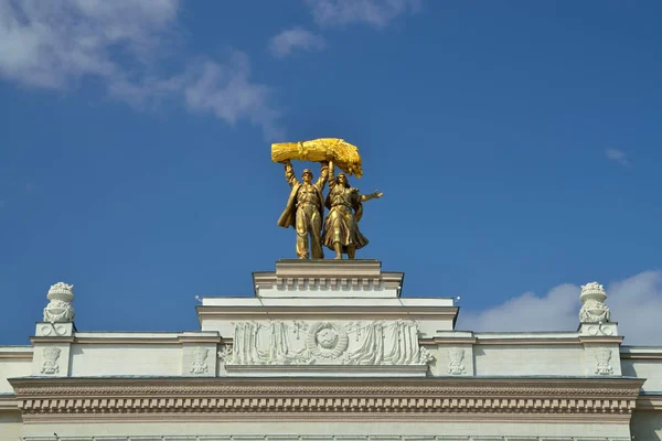 Moscú, Rusia - 12 de agosto de 2019: La entrada principal a VDNKh, Exposición de Logros de la Economía Nacional — Foto de Stock