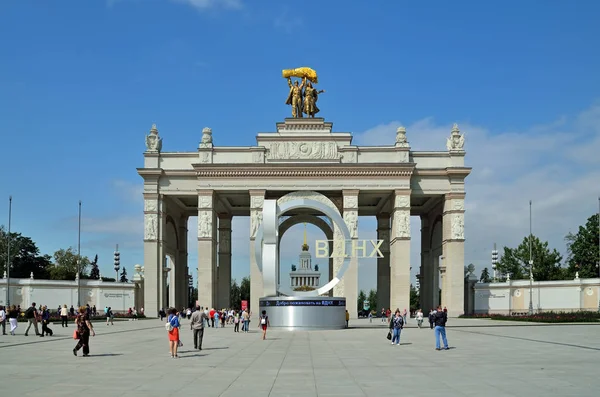 モスクワ、ロシア- 8月12 、 2019: Vdnkh,国立経済の成果の展示の主な入り口 — ストック写真