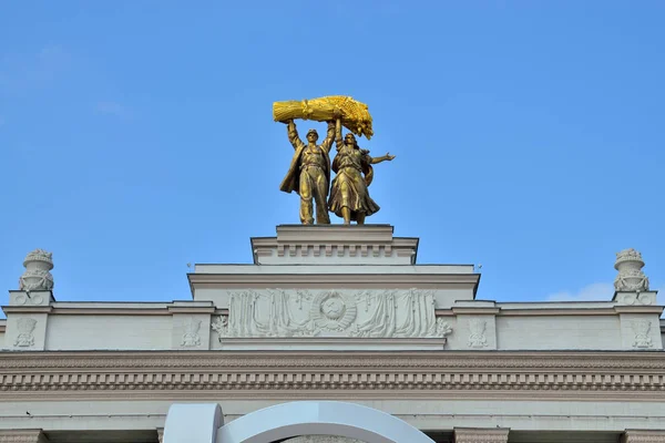 Moskau, russland - 12. august 2019: der haupteingang zum vdnkh. Ausstellung der Errungenschaften der Volkswirtschaft — Stockfoto