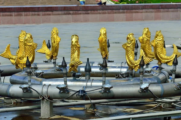 Moskou, Rusland - 12 augustus 2019: The Peoples Friendship, Friendship of Nations, fontein met gouden beelden bij Vdnkh — Stockfoto