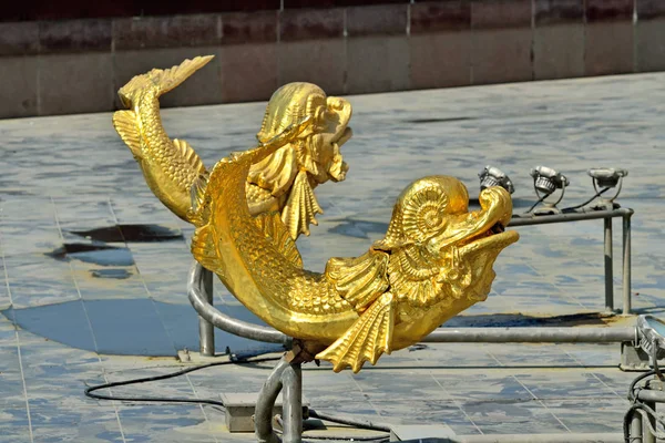 Moskau, russland - 12. august 2019: völkerfreundschaft, freundschaft der nationen, brunnen mit goldenen statuen am vdnkh in moskau — Stockfoto