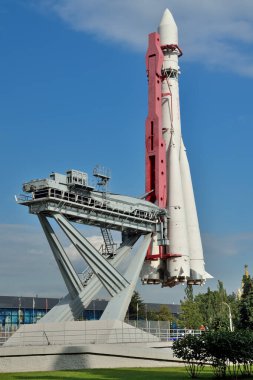 Moskova, Rusya - 12 Ağustos 2019: Vostok roketi ve fırlatıcısı ulusal ekonominin başarıları sergisinde