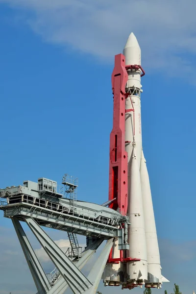Moscú, Rusia - 12 de agosto de 2019: Vostok cohete y lanzador en la Exposición de logros de la economía nacional —  Fotos de Stock
