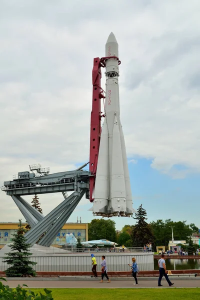 モスクワ、ロシア- 8月12 、 2019:国家経済の成果の展示会でのVostokロケットとランチャー — ストック写真
