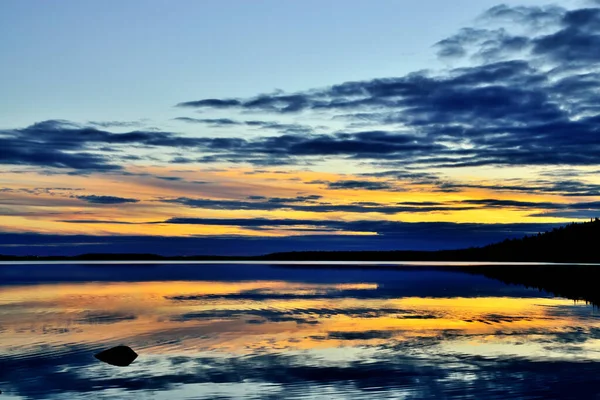 Ηλιοβασίλεμα Στον Καθρέφτη Στη Λίμνη Κερέτ Βόρεια Καρέλια Ρωσία — Φωτογραφία Αρχείου
