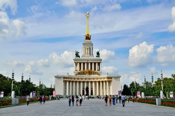 モスクワ ロシア 2020年8月25日 Vdnkhのメインパビリオン 国家経済の成果の展示会は モスクワ ロシアの恒久的な一般的な目的の貿易ショーや遊園地です — ストック写真