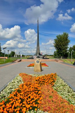 Moskova, Rusya - 25 Ağustos 2020: Kozmonotlar sokağı ve kozmonotlar müzesindeki uzay fatihlerinin anıtı. Moskova, Rusya