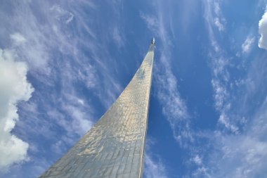 Moskova, Rusya - 25 Ağustos 2020: Kozmonotlar Müzesi 'nde uzayın fatihlerinin anıtı, yükseklik 107 metre, 1964' te yaratıldı. Moskova, Rusya