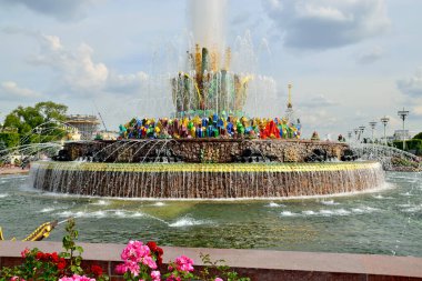MOSCOW, RUSSIA - 25 Ağustos 2020: Moskova, VDNKh 'deki Çeşme Taş Çiçeği. VDNH, Ulusal Ekonomi Başarı Sergisi, Rusya 'nın başkenti Moskova' da yer alan kalıcı bir ticaret fuarıdır.