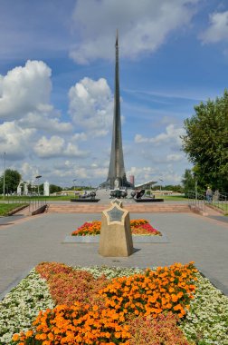 Moskova, Rusya - 25 Ağustos 2020: Kozmonotlar sokağı ve kozmonotlar müzesindeki uzay fatihlerinin anıtı. Moskova, Rusya