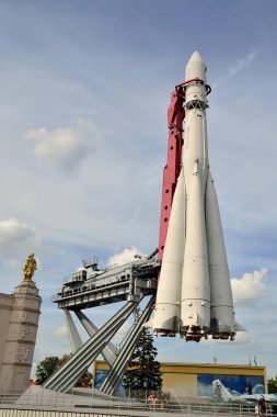 Moskova, Rusya - 25 Ağustos 2020: Vostok roketi ve fırlatıcısı Ulusal Ekonomi Başarı Sergisi, Rusya Sergi Merkezi