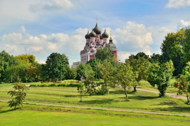 Moskova, Rusya - 25 Ağustos 2020: Güneşli bir yaz gününde Tikhvin kilisesi.