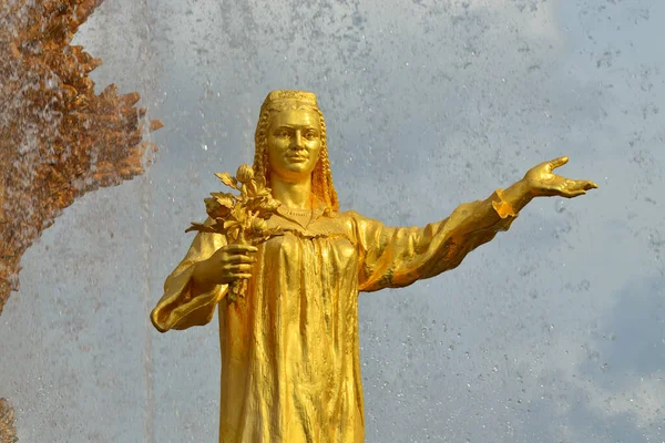 俄罗斯莫斯科 2020年8月25日 一座喷泉的碎片人民的友谊与黄金雕像 主要喷泉和Vdnh的主要标志之一 — 图库照片