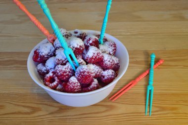 Olgun kırmızı ahududu şiş üstünde yakından.