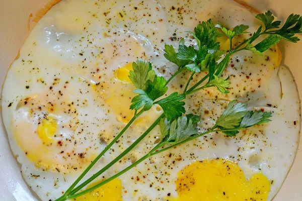 Deliciosos Huevos Fritos Con Perejil Verde Condimento Cerca — Foto de Stock