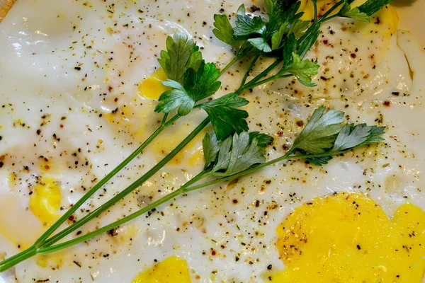 Deliciosos Huevos Fritos Con Perejil Verde Condimento Cerca —  Fotos de Stock