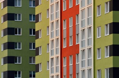 Modern, çok katlı bir kamu binasının parçası.