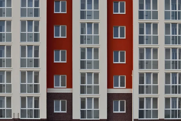 近代的な新しいマルチ階建ての住宅公共の建物の断片 — ストック写真