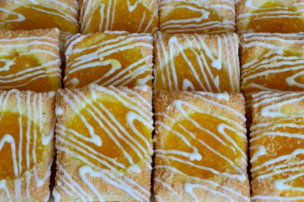 Galletas Azúcar Dulce Con Confitura Cerca Sobre Fondo Madera —  Fotos de Stock