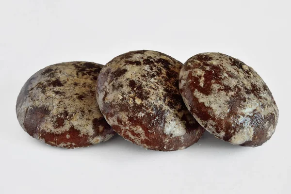Três Deliciosos Pão Gengibre Chocolate Fundo Branco Close — Fotografia de Stock