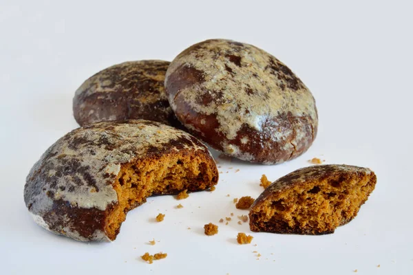 Drei Köstliche Schokoladen Lebkuchen Auf Weißem Hintergrund Nahaufnahme — Stockfoto