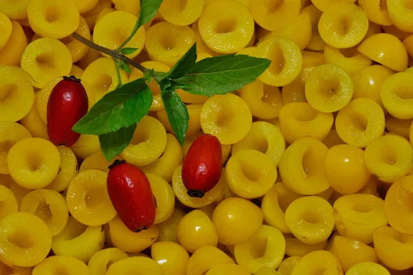 Reife Gelbgeschälte Kirschpflaumen Und Hagebuttenfrüchte Aus Nächster Nähe Natürlicher Hintergrund — Stockfoto