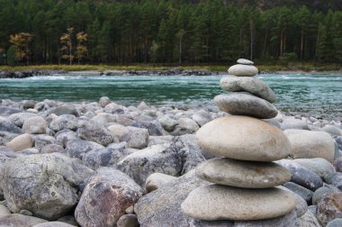 taşlar suya yakın dengede