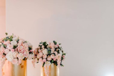 Vazo içinde pastel çiçek demetleri bileşimi photo Zone'a renkler. Düğün hazırlığı, dekorasyon töreni için. Metin için yer.