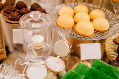 Kek, kek, şeker, şeker, açık büfe. Düğün ziyafeti alanı için tatlı masası. Kapatın. Çikolata. Madalyalı lezzetli..