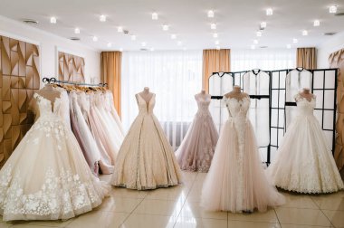 Güzel gelinlik, gelin elbise askıları ve mankenler Studio, dükkanı asılı. Moda bakmak. Gelin salon iç. Düğün göster: room trendy, modern.