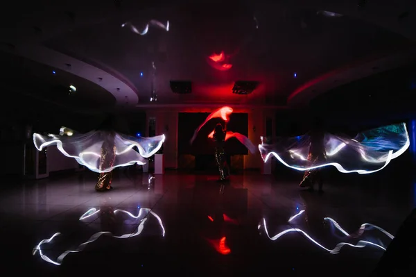 Parti dansçılar Led lamba ile takım elbiseli, hareket, gece kulübü gösterisinde Led ışık gösterisi. Lazer gösterisi performansını, sparks ile dans.